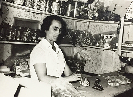 Lucia Vendiendo Almendras Hernandez en la Tienda